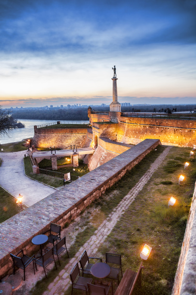 Siegesstatue mit einem Denkmal in der Hauptstadt Belgrad, Serbien - Foto, Bild