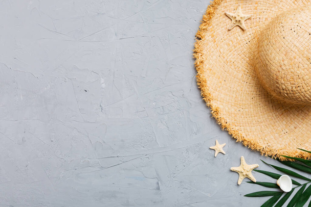 Summer holidays. Summer concept with straw hat and tropical leaf. Flat lay, top view, copy space. - Foto, Imagem