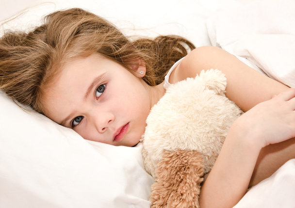 Petite fille malade allongée dans le lit
 - Photo, image