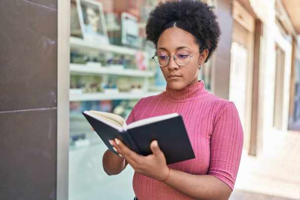 Africano mulher americana ler livro na rua - Foto, Imagem