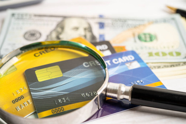 Tarjeta de crédito y billetes en dólares, concepto financiero. - Foto, Imagen