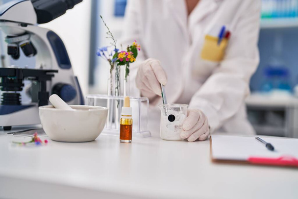 Middelbare leeftijd vrouwelijke wetenschapper werken in het laboratorium - Foto, afbeelding