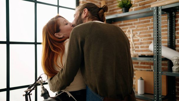 Hombre y mujer pareja besándose en estudio de arte - Foto, imagen