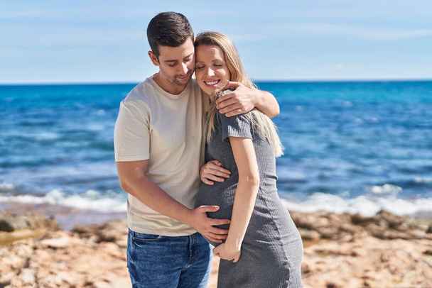 Mies ja nainen pari halaavat toisiaan odottaa vauva meren rannalla - Valokuva, kuva