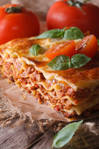 Italské lasagne s bazalkou close-up na papíře, vertikální rustikální - Fotografie, Obrázek