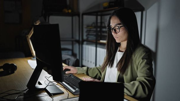 Joven hermosa mujer hispana trabajadora de negocios usando computadora y touchpad en la oficina - Foto, imagen
