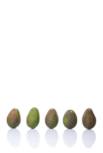 Avocadofrucht auf weißem Hintergrund - Foto, Bild