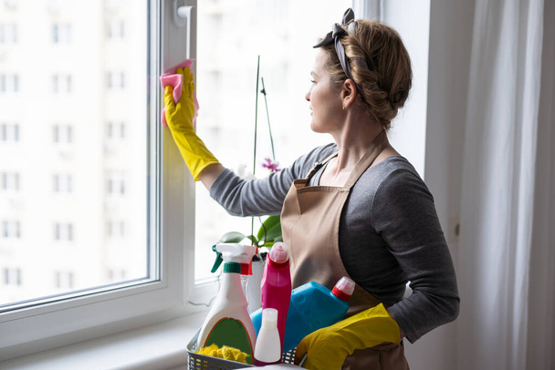 Mulher bonita janela de limpeza em casa - Foto, Imagem