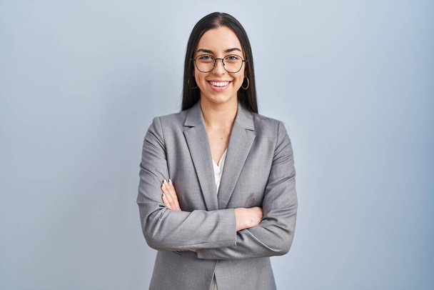 Femme d'affaires hispanique portant des lunettes visage heureux souriant avec les bras croisés regardant la caméra. personne positive.  - Photo, image