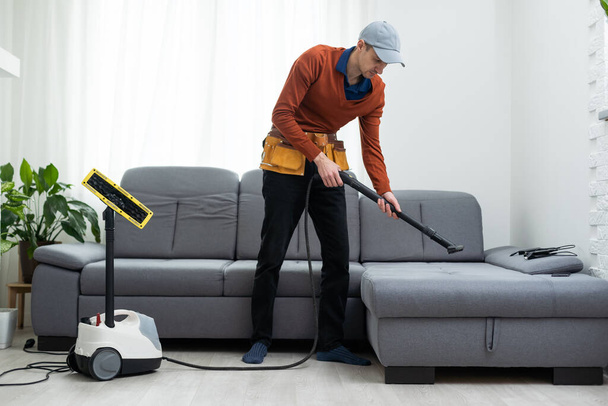 Proceso de limpieza profunda de muebles, eliminando la suciedad del sofá. Concepto de lavado - Foto, imagen