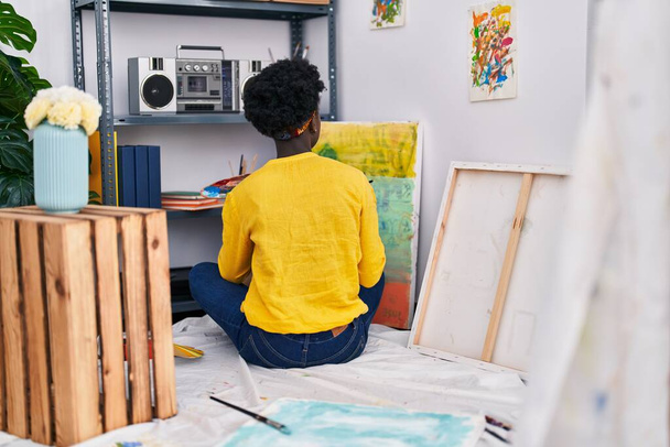 Young african american woman artist drawing sitting on floor at art studio - Fotoğraf, Görsel