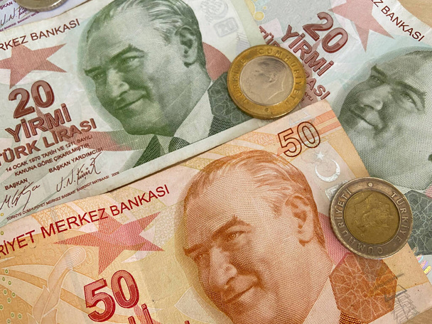 Veel Turkse Lira bankbiljetten met munten op houten bureau. Pakken bankbiljetten. Sluitingsdatum - Foto, afbeelding