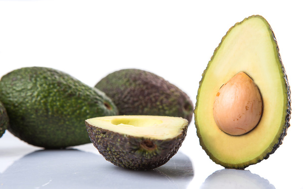 Avocadofrucht auf weißem Hintergrund - Foto, Bild