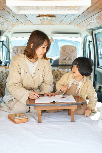  Matka a dcera se těší kreslení v karavanu - Fotografie, Obrázek