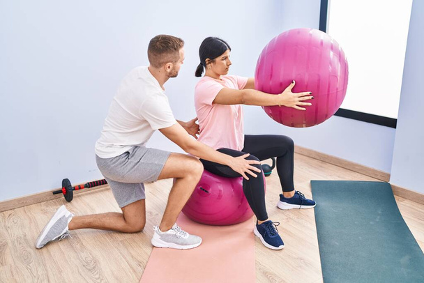 Paar trainiert mit Fitnessball im Sportzentrum - Foto, Bild