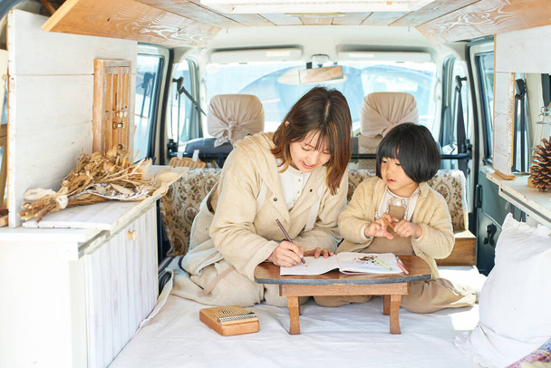  Matka i córka cieszą się rysunkiem w kamperze - Zdjęcie, obraz