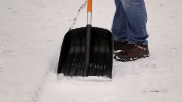 Чоловік працює зі сніжною лопатою
 - Кадри, відео