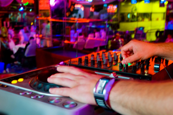 DJ keveri a pályán, a nightclub egy partin - Fotó, kép