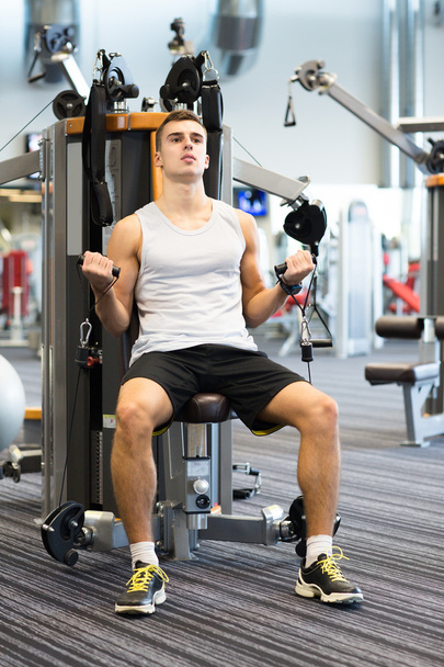 man exercising on gym machine - Фото, зображення