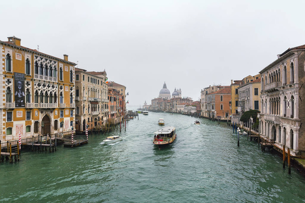 曇りの日にヴェネツィアの大運河の魅惑的なイメージ - 写真・画像