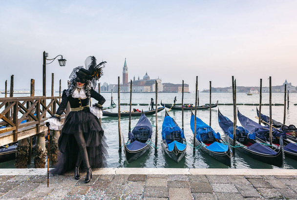 Preciosa imagen de máscaras de carnaval en Riva degli Schiavoni, Venecia, Italia - Foto, Imagen