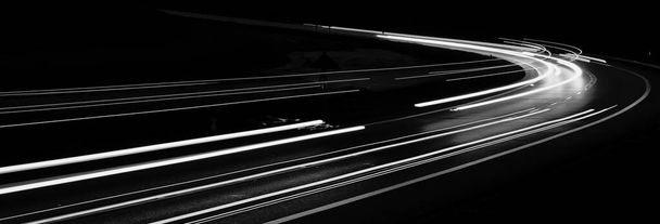 valkoiset linjat auton valot mustalla taustalla - Valokuva, kuva
