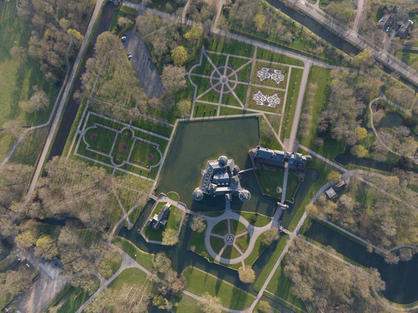 A légi felvétel a De Haar kastélyok udvarának és kertjeinek lenyűgöző méreteit mutatja be, a holland reneszánsz építészet és design bizonyítékaként.. - Fotó, kép