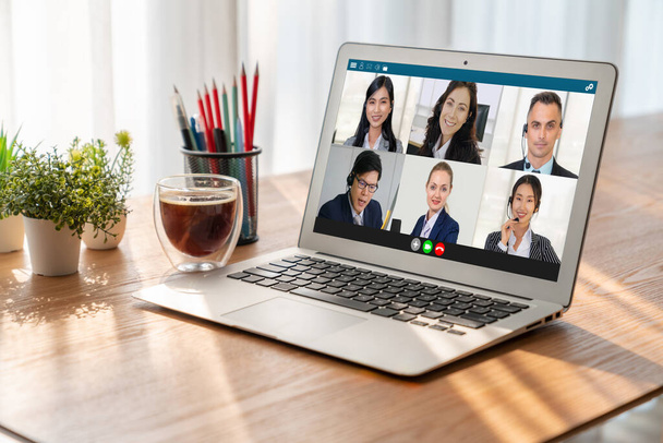 Empresários em videoconferência para reunião de grupo virtual modish de funcionários de escritório corporativo - Foto, Imagem