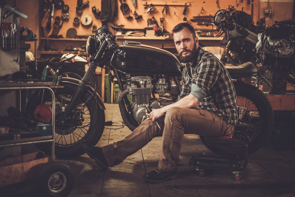 Mechanic and vintage style cafe-racer motorcycle - Фото, изображение