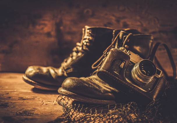 Старая обувь на рыболовной сети, Морские путешественники концепции
 - Фото, изображение