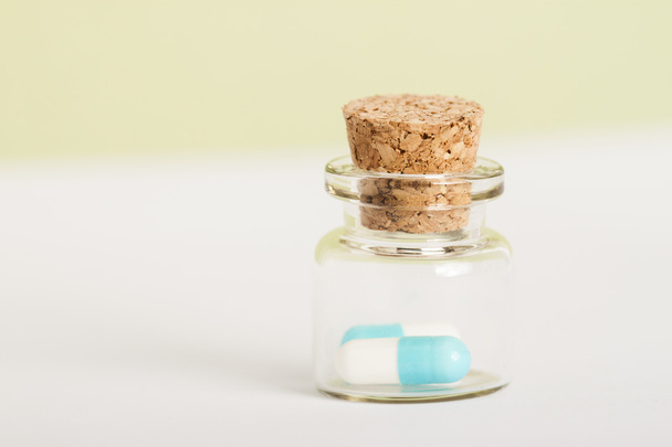 pills in glass jars - Foto, Bild