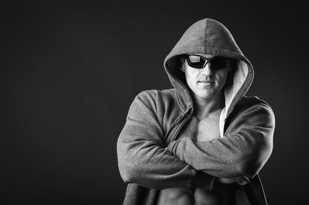 Mann in Sportjacke und Sonnenbrille - Foto, Bild
