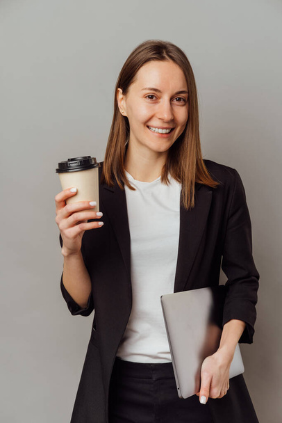 Retrato vertical de una mujer alegre tomando un descanso del trabajo con una taza de café. - Foto, Imagen