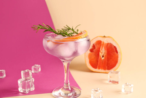 Fioletowy gin z tonikiem podawany z kostkami lodu na tle koloru - Zdjęcie, obraz
