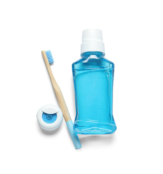 Tandzijde, tandenborstel en mondwater geïsoleerd op witte achtergrond - Foto, afbeelding
