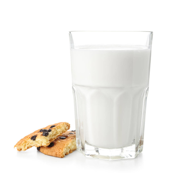 Bicchiere di latte e gustoso biscotto rotto con gocce di cioccolato su sfondo bianco - Foto, immagini