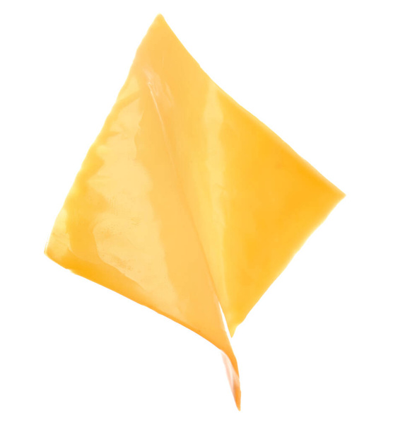 Fatia de queijo processado saboroso isolado no fundo branco - Foto, Imagem