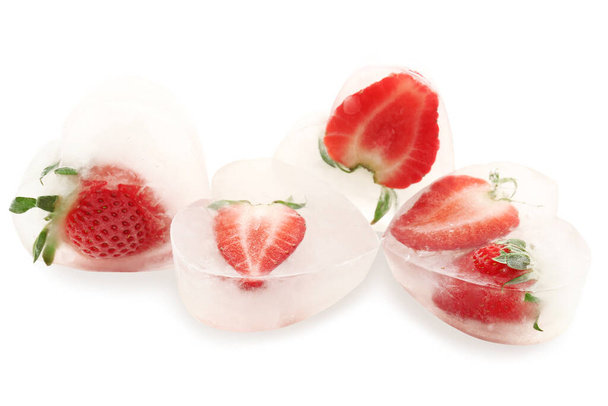Frische Erdbeeren eingefroren in Eis auf weißem Hintergrund - Foto, Bild