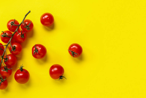 Свіжі вишневі помідори на жовтому тлі
 - Фото, зображення