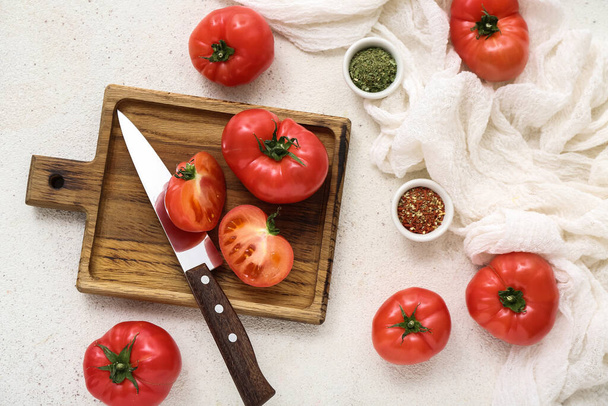 Puulevy tuoreita tomaatteja valkoisella pohjalla - Valokuva, kuva