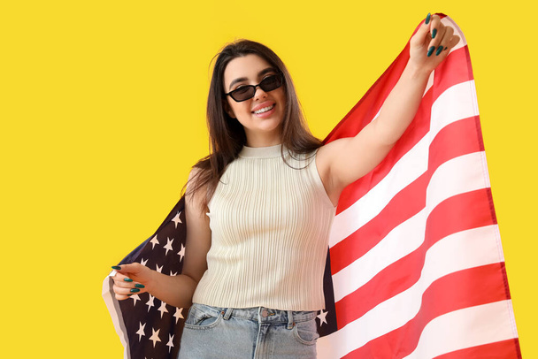 fiatal nő USA zászló sárga háttér - Fotó, kép