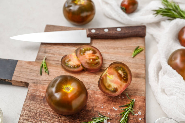 Board with fresh tomatoes and rosemary on white background - Foto, Bild