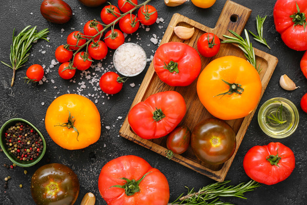 Hallitus eri tuoreita tomaatteja mustalla pohjalla - Valokuva, kuva