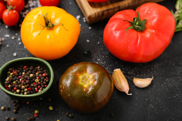 Diferentes tomates frescos sobre fondo negro - Foto, imagen