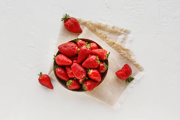 Schüssel mit frischen Erdbeeren auf weißem Hintergrund - Foto, Bild