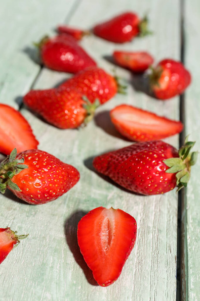 Fresh strawberries on green wooden background - Φωτογραφία, εικόνα