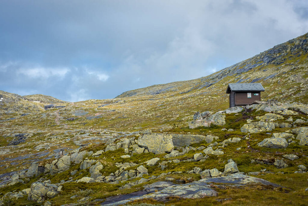 Wooden hut in the Norwegian mountains, moody landscape in the trail for Trolltunga - Valokuva, kuva