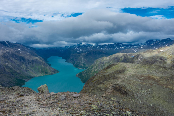 Csodálatos kilátás nyílik a Gjende Glacial-tóra a Besseggen gerincről, Norvégiából - Fotó, kép