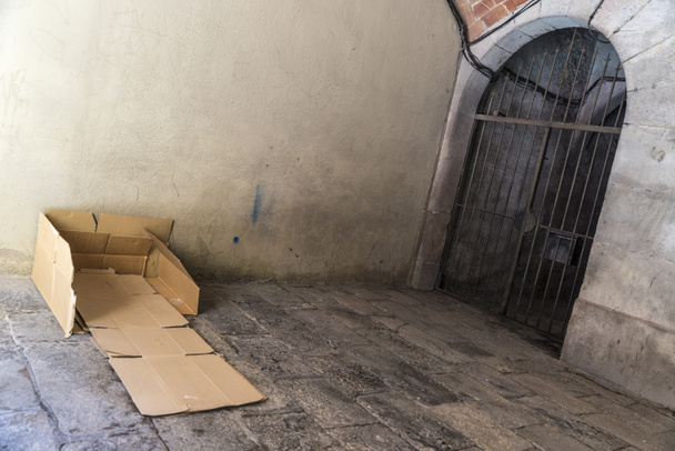 κρεβάτι φιαγμένο από κούτες ένας άστεγος άντρας - Φωτογραφία, εικόνα
