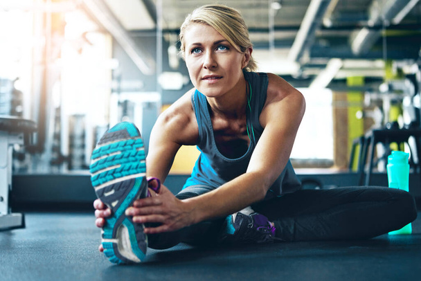 Az egészséged nélkül semmid sincs. egy sportos nő edz az edzőteremben - Fotó, kép
